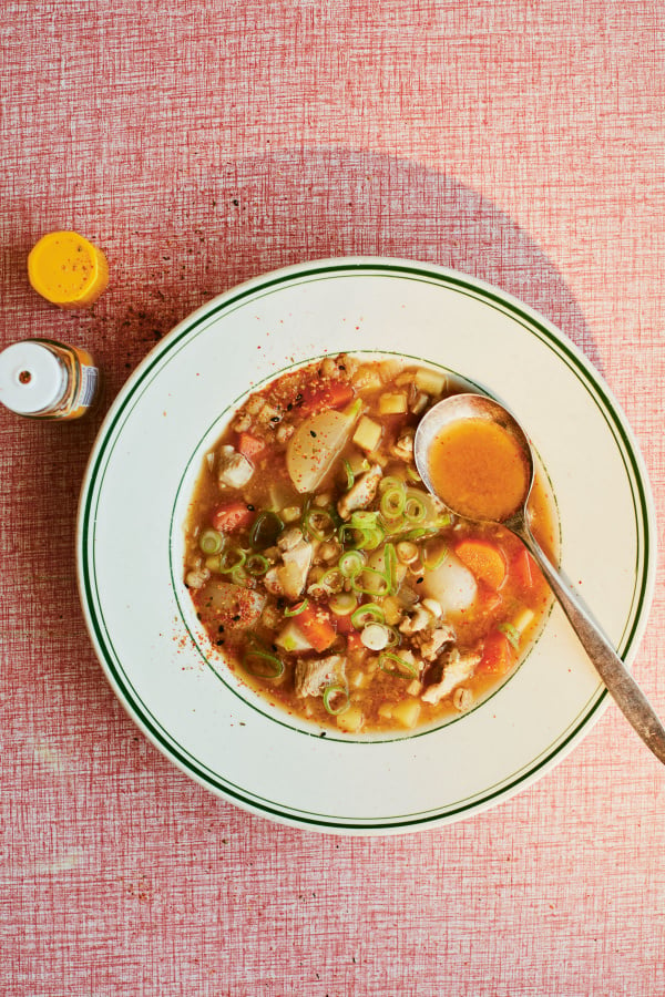 蒂姆·安德森的鸡肉、根菜和薏米味噌汤的图片