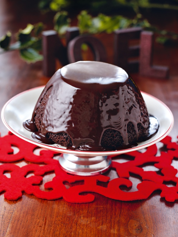 为讨厌圣诞布丁的人准备的巧克力布丁加上热巧克力酱